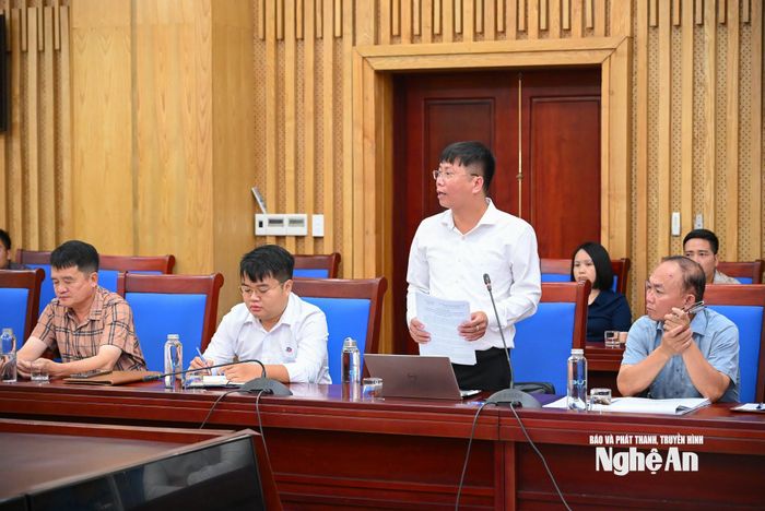 Đồng chí Lê Hồng Thái - Chủ tịch UBND xã Nhôn Mai báo cáo tình hình thực hiện các dự án tái định cư trên địa bàn. Ảnh: Thành Cường