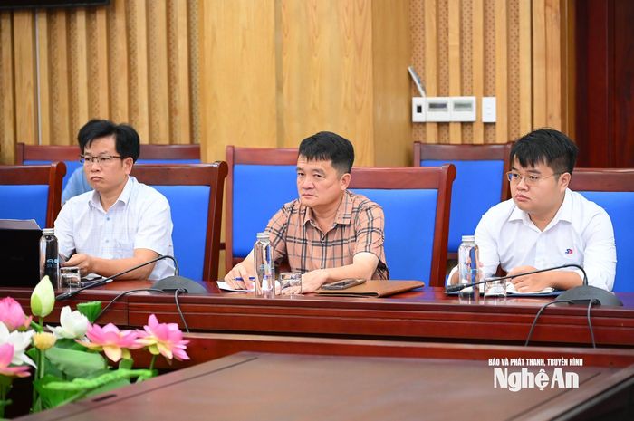 Đại diện lãnh đạo xã và các đơn vị thi công tham dự cuộc họp. Ảnh: Thành Cường