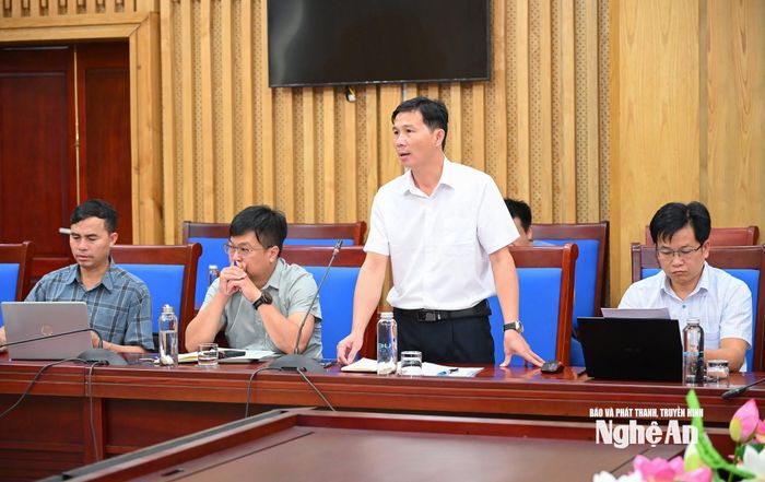 Đồng chí Lương Văn Bảy - Chủ tịch UBND xã Mỹ Lý báo cáo tình hình thực hiện các dự án tái định cư trên địa bàn. Ảnh: Thành Cường