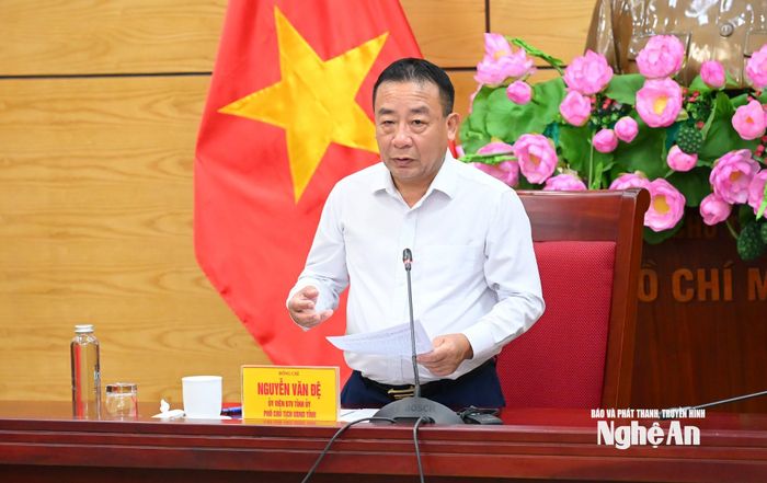 Đồng chí Nguyễn Văn Đệ - Ủy viên Ban Thường vụ Tỉnh ủy, Phó Chủ tịch UBND tỉnh phê bình các đơn vị tư vấn và nhà thầu thi công. Ảnh: Thành Cường