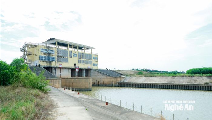 Cống Nam Đàn 2 trên địa bàn xã Vạn An - công trình đầu mối lấy nước quan trọng của hệ thống thủy lợi Nam Nghệ An, được đưa vào khai thác từ năm 2018. Ảnh: Thành Duy