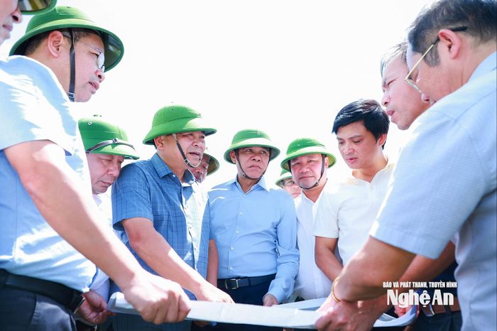 Thứ trưởng Nguyễn Hoàng Hiệp trao đổi về phương án xây dựng đập dâng trên sông Lam. Ảnh: Thành Duy
