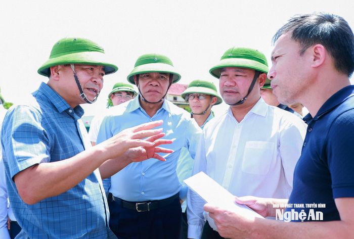 Thứ trưởng Nguyễn Hoàng Hiệp trao đổi với lãnh đạo tỉnh Nghệ An và các đơn vị liên quan về phương án đầu tư xây dựng đập dâng trên sông Lam. Ảnh: Thành Duy