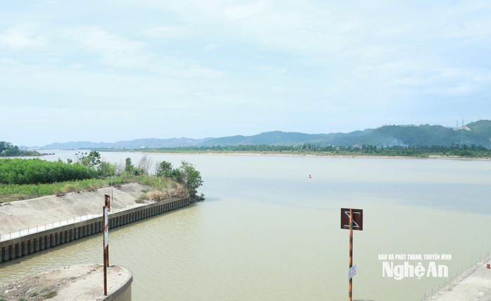 Sông Lam đoạn qua Cống Nam Đàn 2 trên địa bàn xã Vạn An. Ảnh: Thành Duy