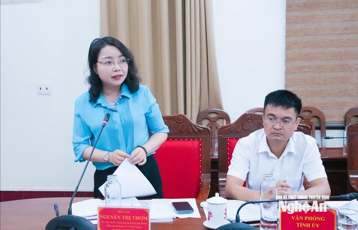Phó Trưởng ban Tuyên giáo và Dân vận Tỉnh ủy báo cáo tổng hợp kết quả hoạt động của Mặt trận và các tổ chức chính trị - xã hội quý II/2026. Ảnh: Mai Hoa