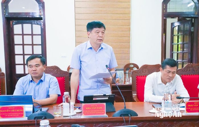 Phó Chủ tịch Ủy ban MTTQ tỉnh, Chủ tịch LĐLĐ tỉnh Kha Văn Tám đề cập đến vấn đề tăng cường công tác tuyên truyền, định hướng, thu hút lao động vào làm việc trong các doanh nghiệp. Ảnh: Mai Hoa