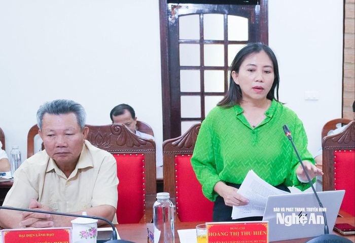 Phó Chủ tịch Ủy ban MTTQ tỉnh, Chủ tịch Hội LHPN tỉnh Hoàng Thị Thu Hiền thảo luận về vấn đề tuyên truyền, định hướng dư luận xã hội. Ảnh: Mai Hoa
