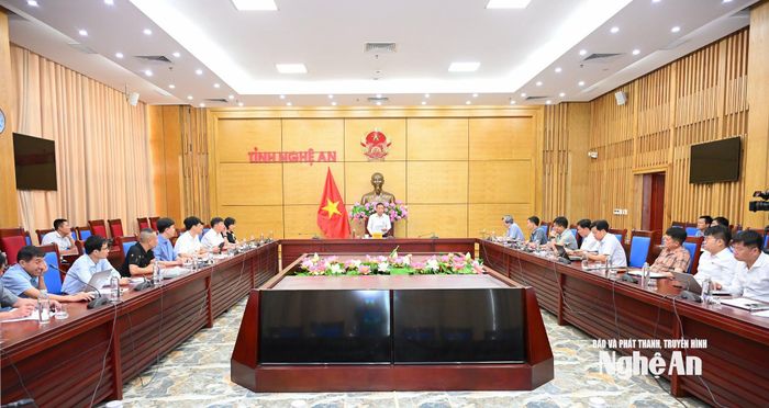 UBND tỉnh họp để tháo gỡ vướng mắc, khó khăn trong triển khai xây dựng các khu tái định cư. Ảnh: Thành Cường