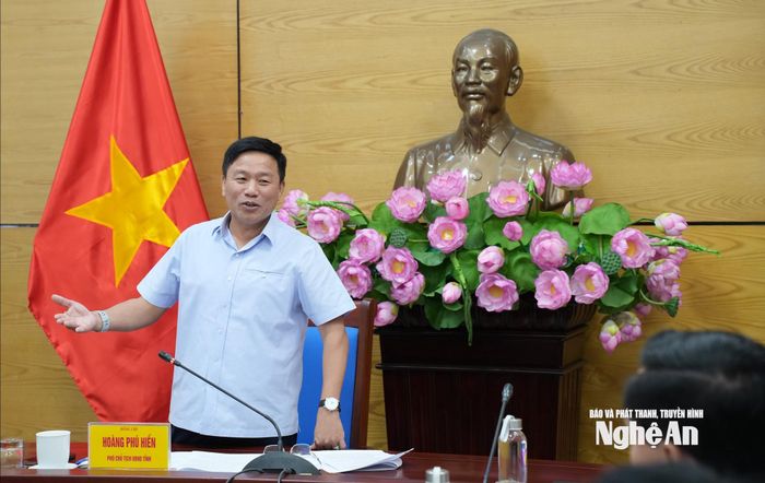 Phó Chủ tịch UBND tỉnh Hoàng Phú Hiền đánh giá phương án 2 sẽ đẩy nhanh được tiến độ triển khai hạ tầng tái định cư và giải ngân nguồn vốn. Ảnh: Nguyễn Toàn