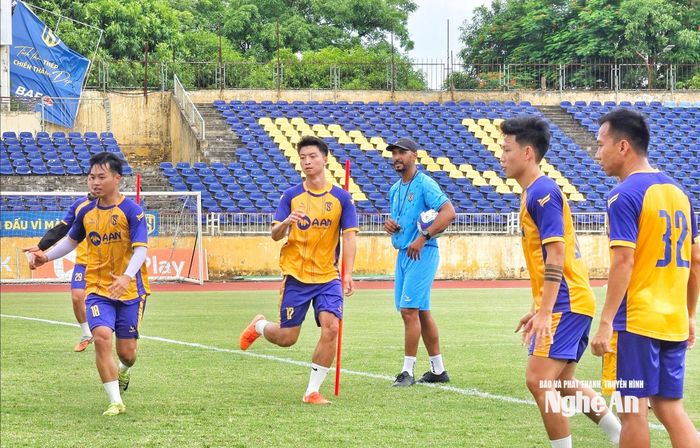 HLV thể lực người Brazil Paulo Ramos Pereira đang huấn luyện cho các cầu thủ SLNA. Ảnh: Đức Anh