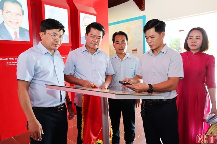 UBND xã Cẩm Hưng vừa triển khai gắn mã QR tra cứu thông tin về Khu di tích Cố Tổng Bí thư Hà Huy Tập và các di tích lịch sử trên địa bàn; qua đó, giúp người dân, du khách thuận tiện tra cứu thông tin, góp phần đẩy mạnh chuyển đổi số trong bảo tồn và quảng bá di sản văn hóa, lịch sử.
