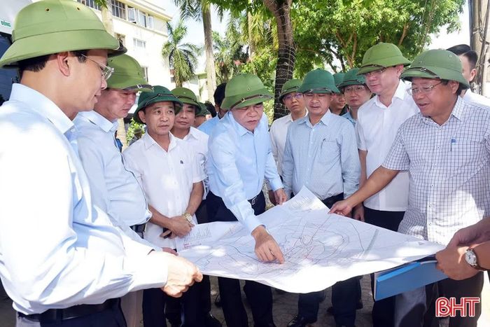 Các đồng chí nguyên lãnh đạo tỉnh, lãnh đạo tỉnh và TP Hà Tĩnh (cũ) kiểm tra tiến độ các dự án trọng điểm trên địa bàn vào tháng 6/2024. Ảnh tư liệu