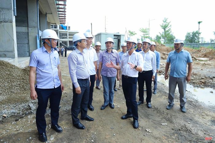 Phó Bí thư Thường trực Tỉnh ủy Nguyễn Hồng Lĩnh, Chủ tịch UBND tỉnh Phan Thiên Định cùng đoàn kiểm tra một số công trình trọng điểm trên địa bàn phường Thành Sen.