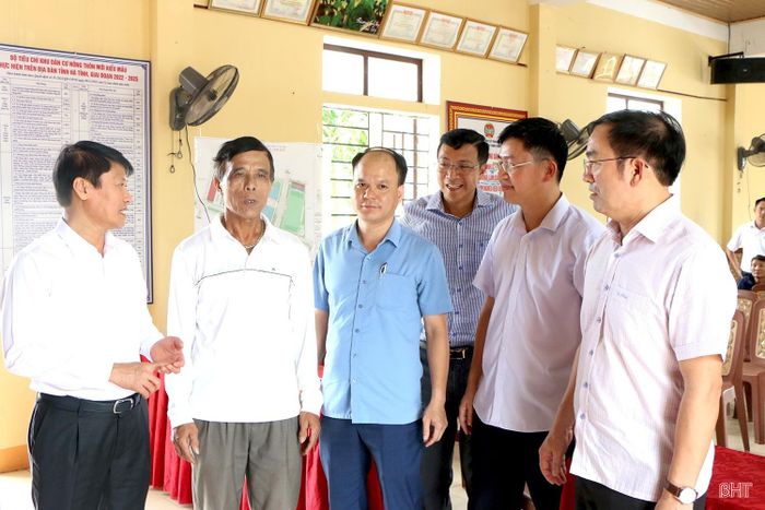 Các đồng chí Thường trực Đảng ủy phường Thành Sen gặp gỡ, tuyên truyền, vận động các hộ dân đồng thuận bàn giao mặt bằng, nhường đất thực hiện dự án đường vành đai phía Đông