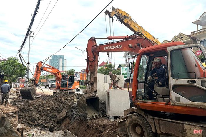 Dự án chỉnh trang, nâng cấp quốc lộ 1, đoạn qua phường Thành Sen đang được thi công đồng loạt.
