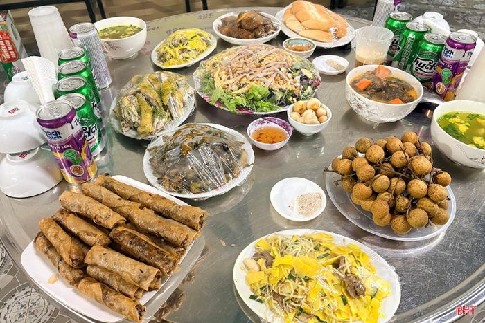 Những bữa cơm được chị em phụ nữ xã chuẩn bị cho cán bộ chiến sĩ đang làm nhiệm vụ lấy mẫu ADN tại Nghĩa trang Liệt sĩ Nầm.