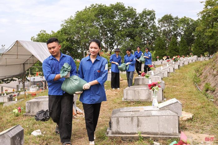 Cán bộ, Nhân dân, đoàn viên, thanh niên xã Tứ Mỹ tham gia hỗ trợ công tác khai quật. (Ảnh Bích Hường)