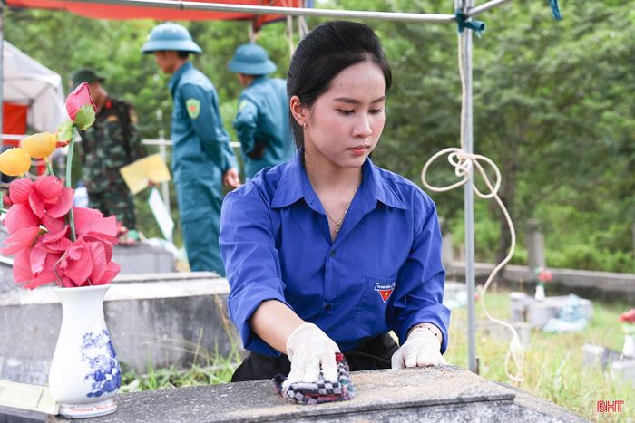 Sự nâng niu, trân trọng trong từng cử chỉ của đoàn viên Trần Minh Ánh.