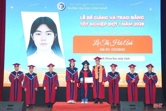 Hải Anh nhận bằng tốt nghiệp loại xuất sắc và được vinh danh là tân thủ khoa toàn khóa trong lễ bế giảng tại Trường Đại học Công nghệ, Đại học Quốc gia Hà Nội. (Ảnh: NVCC)