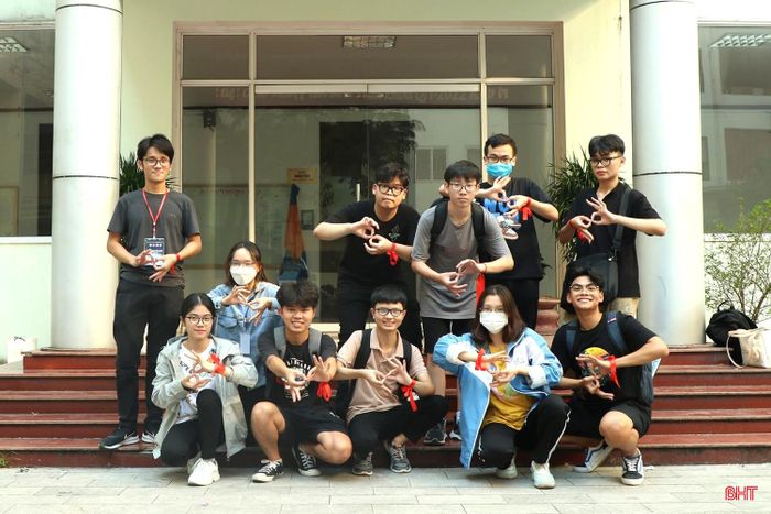 Hải Anh (hàng đầu, ngoài cùng bên trái) năng nổ tham gia các hoạt động của Khoa Công nghệ thông tin, Trường Đại học Công nghệ, Đại học Quốc gia Hà Nội. (Ảnh: NVCC)