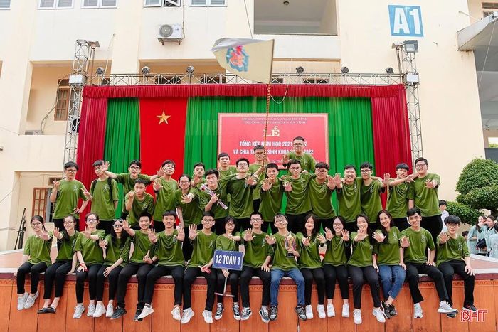 Lê Thị Hải Anh (hàng đầu, ngoài cùng bên trái) trong thời gian học tập tại lớp chuyên Toán 1, Trường THPT Chuyên Hà Tĩnh. (Ảnh NVCC)