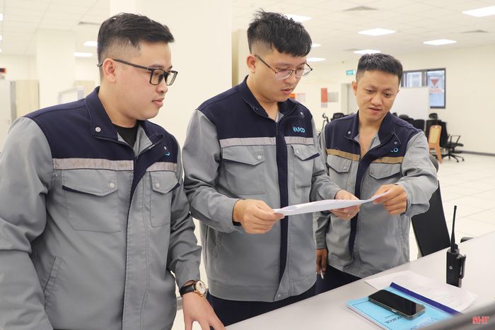 Mọi thao tác vận hành nhà máy được đội ngũ kỹ sư thực hiện theo quy trình nghiêm ngặt, có sự phối hợp chặt chẽ giữa các vị trí nhằm duy trì tổ máy vận hành ổn định trong điều kiện tải cao.