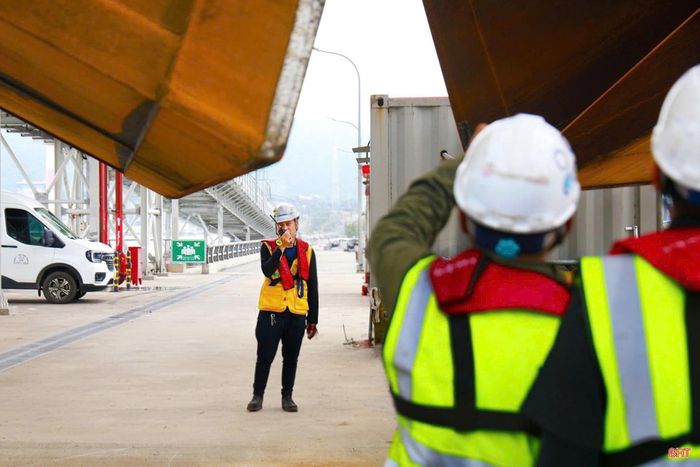 Tại khu vực cầu cảng, các khâu tiếp nhận, bốc dỡ và vận chuyển nhiên liệu được tổ chức nhịp nhàng, tạo thành chuỗi cung ứng liên tục từ tàu hàng vào nhà máy, hạn chế tối đa nguy cơ gián đoạn sản xuất.