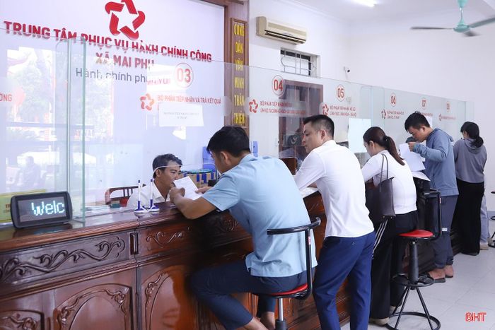 Người dân đến giao dịch tại Trung tâm Phục vụ hành chính công xã Mai Phụ.