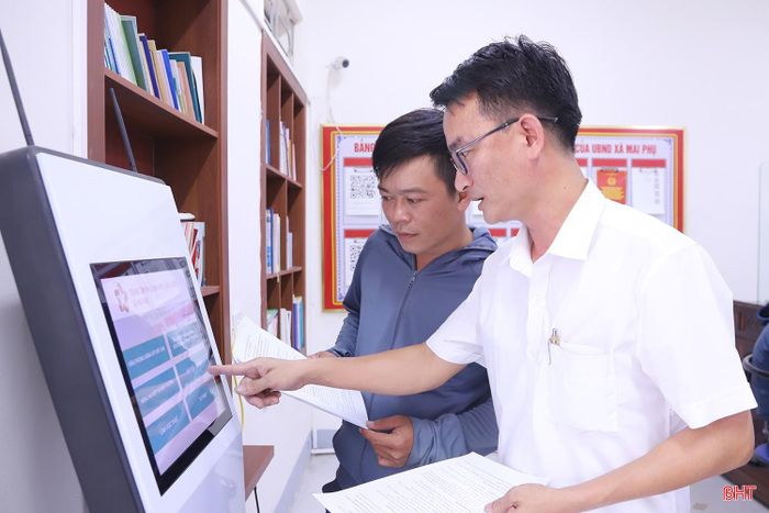 Người dân được hướng dẫn các thao tác trực tuyến khi nộp hồ sơ thủ tục hành chính.
