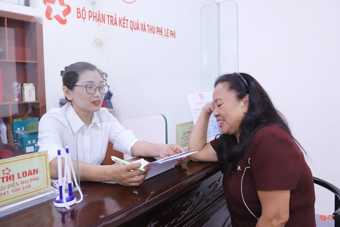 Bà Trần Thị Mai được cán bộ Trung tâm Phục vụ hành chính công xã Mai Phụ hướng dẫn tận tình.