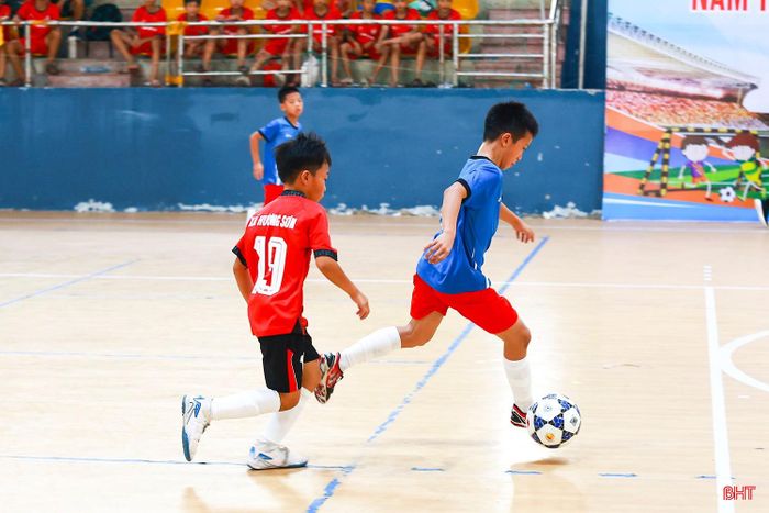 Sau phần khai mạc đã diễn ra các trận vòng bảng nội dung nhi đồng và thiếu niên. Trong ảnh: Trận đấu giữa đội bóng nhi đồng xã Thạch Hà (áo xanh) và đội bóng nhi đồng xã Hương Sơn.