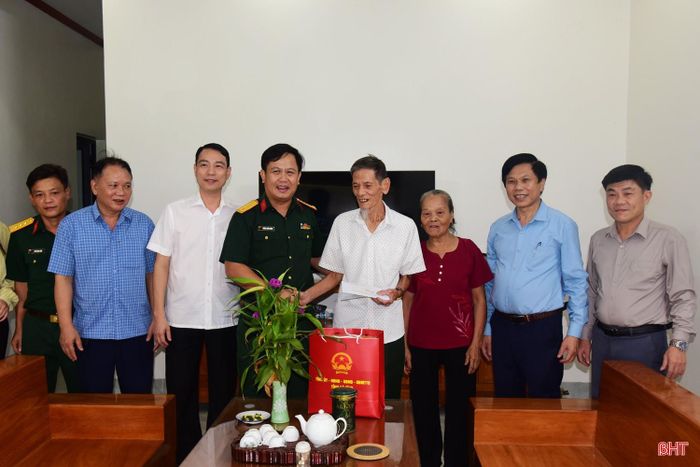  Đoàn thăm hỏi gia đình ông Lê Quang Đáng (SN 1944, ở thôn Đức Hương, xã Thượng Đức - thương binh 4/4). 