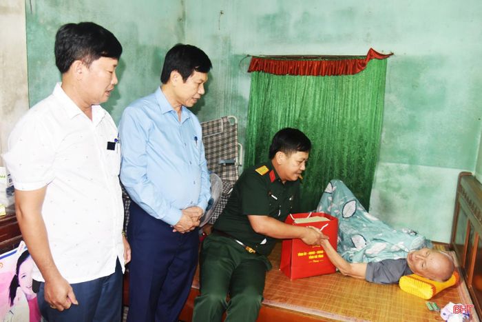  Chỉ huy trưởng Bộ CHQS tỉnh cùng đoàn thăm hỏi ông Cù Hoàng Kỳ (SN 1952, xã Mai Hoa - bệnh binh mất sức 61%). 