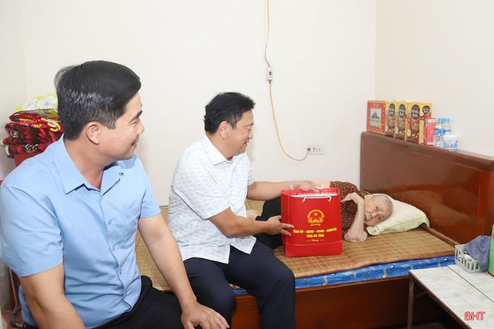  Đồng chí Hồ Huy Thành đã đến thăm, tặng quà Mẹ Việt Nam anh hùng Lê Thị Huế (SN 1926) tại thôn An Thượng, xã Nghi Xuân. 