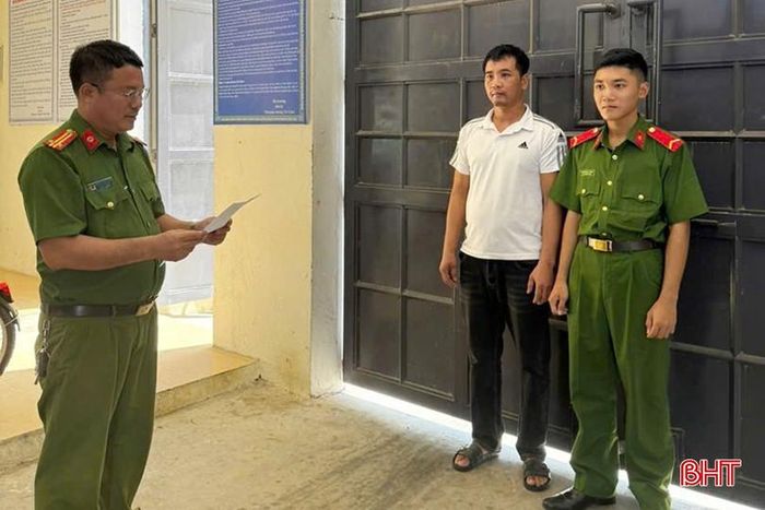 Cơ quan CSĐT Công an tỉnh Hà Tĩnh tống đạt quyết định khởi tố bị can Hồ Ngọc Khánh.