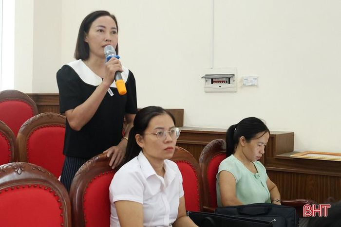 Chị Lê Thị Bình - chủ cơ sở sản xuất nem chua Ý Bình trao đổi tại hội nghị.