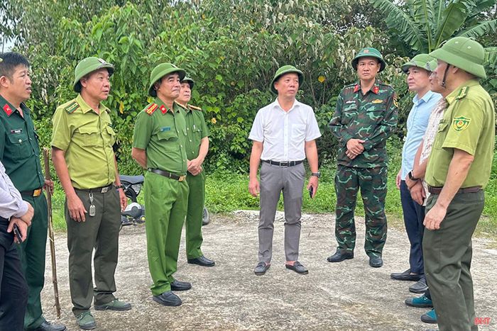 Chủ tịch UBND tỉnh yêu cầu các lực lượng phối hợp để sớm dập tắt hoàn toàn vụ cháy rừng.