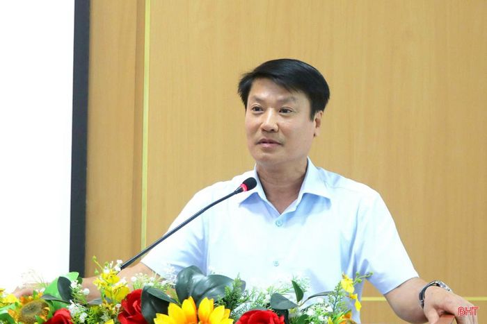 Đồng chí Trần Quang Tuấn - Ủy viên BTV Tỉnh ủy, Bí thư Đảng ủy phường Thành Sen phát biểu tại hội nghị.