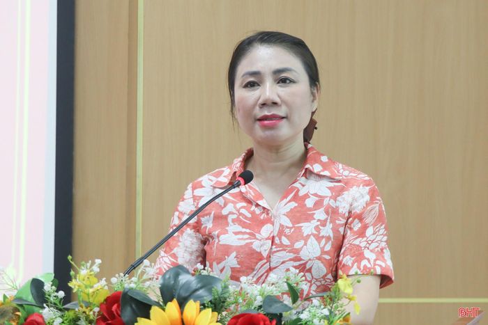 Phó Chủ tịch UBND phường Thành Sen Trần Thị Thủy Nga báo cáo sơ kết thí điểm các mô hình.
