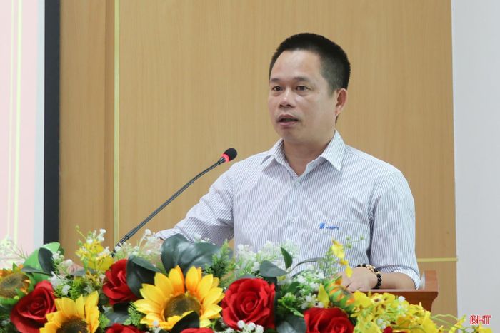 Ông Trần Văn Lực - đại diện phụ huynh Trường THCS Lê Văn Thiêm tham gia ý kiến về mô hình trường học tự chủ chất lượng cao.