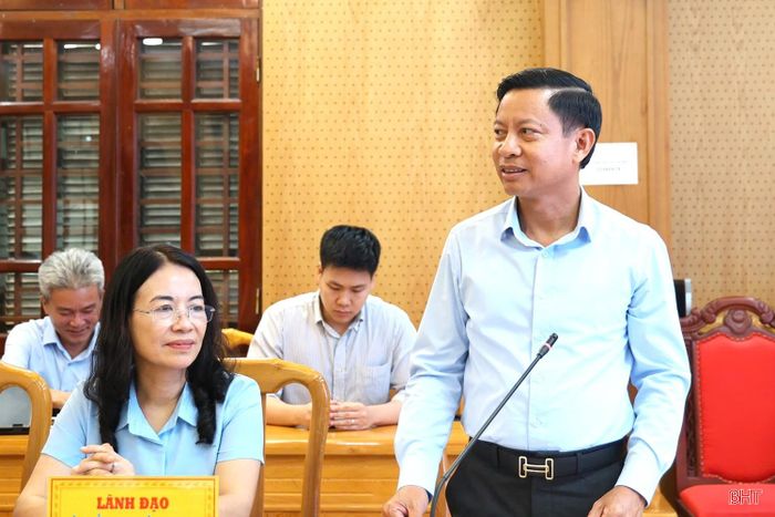 Giám đốc BHXH tỉnh Hà Tĩnh Nguyễn Văn Đồng tiếp thu ý kiến chỉ đạo của các thành viên đoàn giám sát.