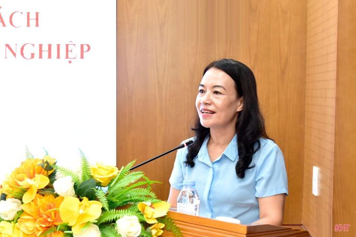 Phó Giám đốc BHXH tỉnh Hà Tĩnh Đặng Thị Anh Hoa báo cáo thực hiện chính sách, pháp luật về BHXH, BHYT, BHTN trên địa bàn tỉnh.