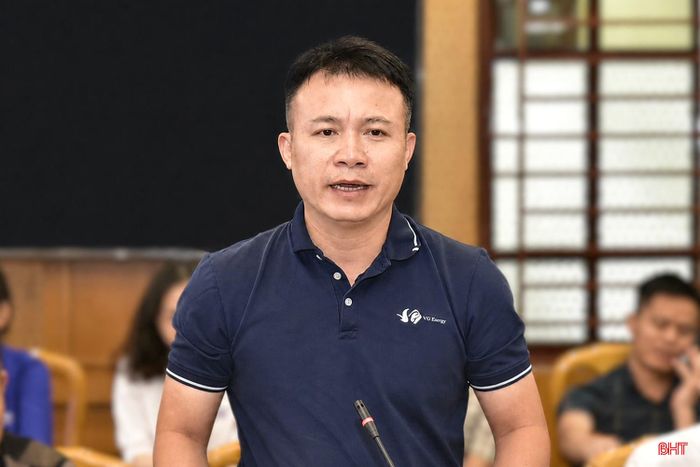 Đại diện Công ty TNHH Giải pháp năng lượng công nghệ cao V-G báo cáo tình hình thực hiện các chính sách về BHXH, BHYT, BHTN của doanh nghiệp.