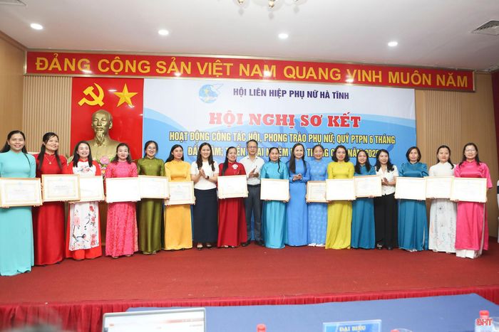 ... và trao bằng khen của Hội LHPN Hà Tĩnh cho các tập thể hội LHPN xã, phường có thành tích xuất sắc trong thực hiện các phong trào thi đua 6 tháng đầu năm.