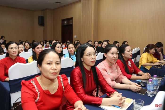 Cán bộ hội các xã, phường tham dự hội nghị.