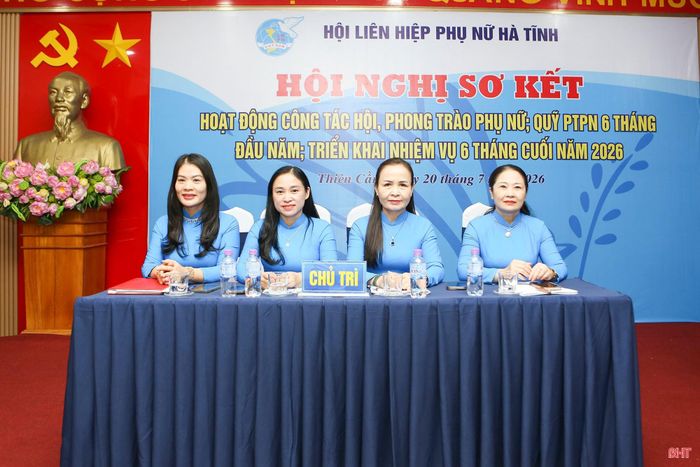 Các đồng chí chủ trì hội nghị.