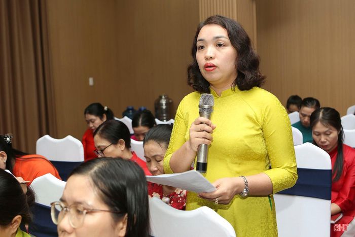 Chủ tịch Hội LHPN xã Tứ Mỹ Nguyễn Thị Hương Giang đề xuất các giải pháp thực hiện Cuộc vận động "5 không, 3 sạch, 3 an" trong giai đoạn mới.