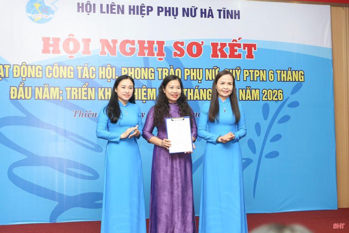Dịp này, Hội LHPN tỉnh cũng đã bầu một số chức danh điều hành Quỹ Phát triển phụ nữ Hà Tĩnh. Trong ảnh: Bà Thái Thị Kim Nhung nhận quyết định giữ chức Giám đốc Quỹ Phát triển phụ nữ Hà Tĩnh, nhiệm kỳ 2026 -2031.