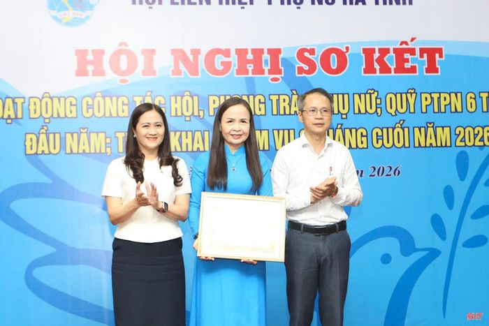 Thừa ủy quyền của Trung ương Hội LHPN Việt Nam, đại diện lãnh đạo Ban Tuyên giáo và Dân vận Tỉnh ủy đã trao bằng khen cho bà Nguyễn Thị Lệ Hà.