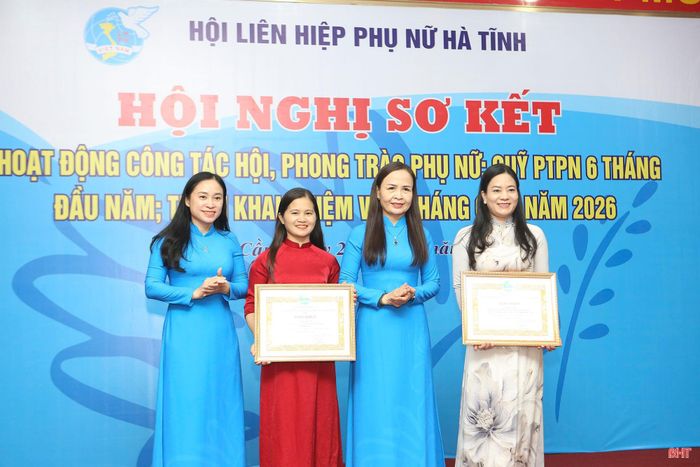 Lãnh đạo Hội LHPN Hà Tĩnh trao bằng khen của Trung ương Hội LHPN Việt Nam cho các cán bộ hội có thành tích xuất sắc trong thực hiện nhiệm vụ.